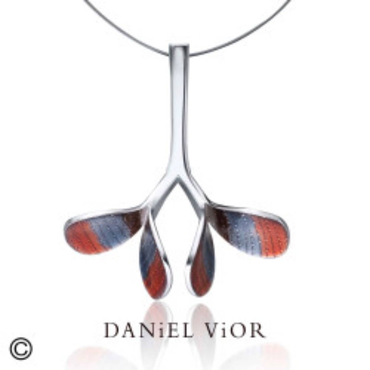 hanger BROT van Daniel Vior, van gerhodineerd zilver met blauw/rood emaille