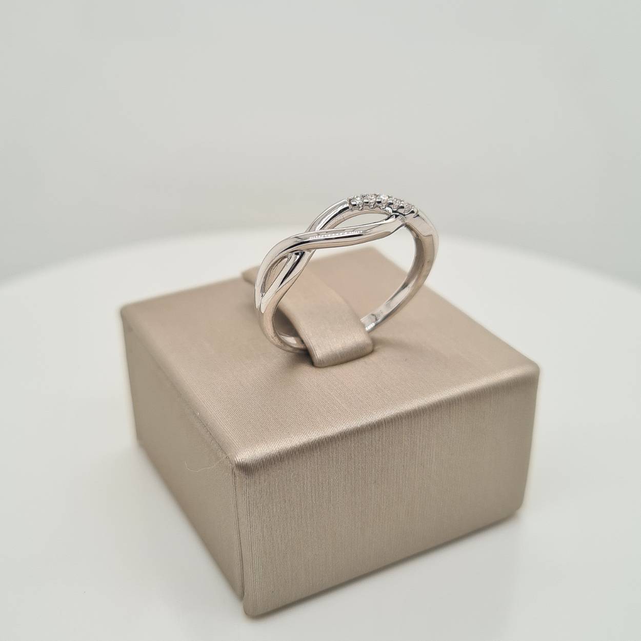 Prachtige 14krt gouden ring met diamant, 0.036crt.

Deze ring is maat 54, heeft u interesse in een andere maat? Neem dan contact met ons op