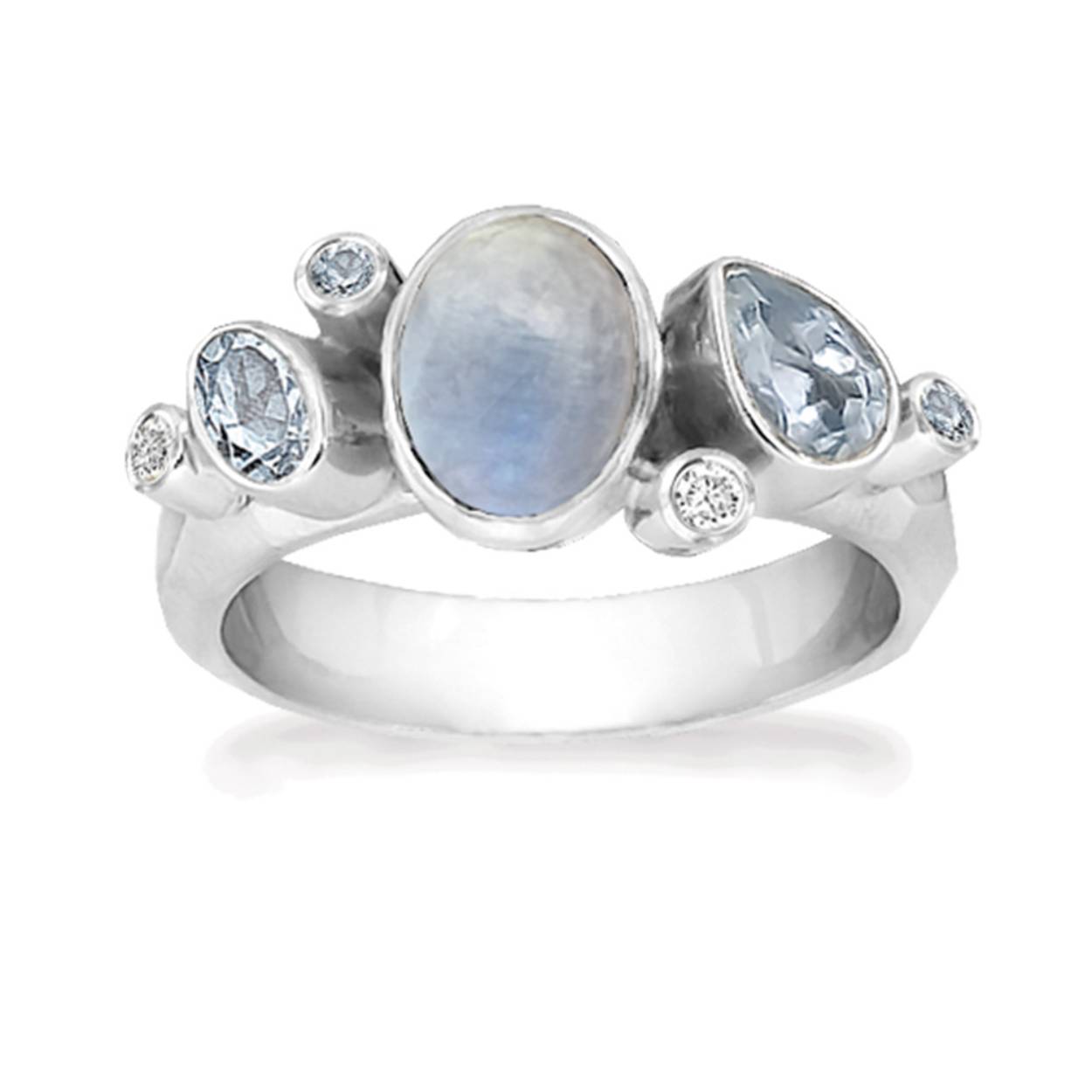 Deze sterling zilveren ring heeft in het midden een mooie maansteen van 8 x 6 mm. Daarnaast is de ring versierd met een 5 x 3 mm gefacetteerde blauwe topaas, een 6 x 4 mm gefacetteerde blauwe topaas, een 2,5 mm ronde gefacetteerde blauwe topaas en een 2 mm ronde gefacetteerde blauwe topaas. Aan de uiteinde zit een 2 mm ronde zirkonia en een 1,5 mm ronde zirkonia.