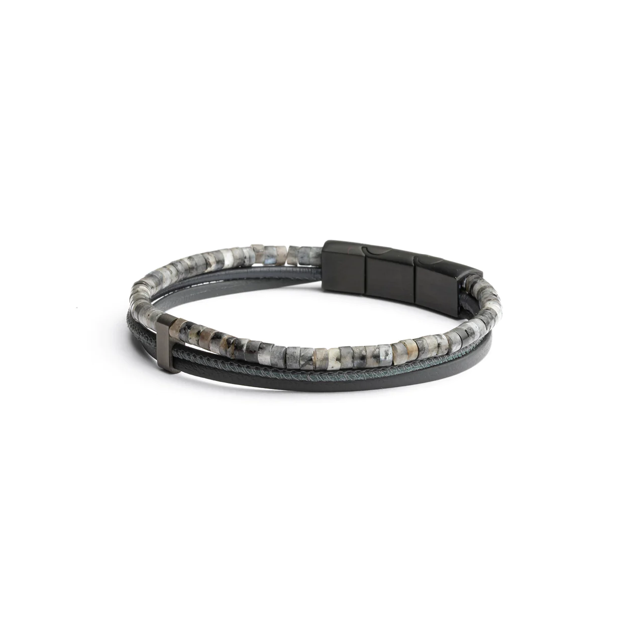 De Triplux Grey armband is gemaakt van echt Italiaans nappaleer en 2mm Larvikiet stenen uit Noorwegen.

Deze steen is ideaal om je te beschermen tegen slechte invloeden, om dingen vanuit een hoger perspectief te benaderen. Hij zou je lichaam meer kracht en vitaliteit geven.