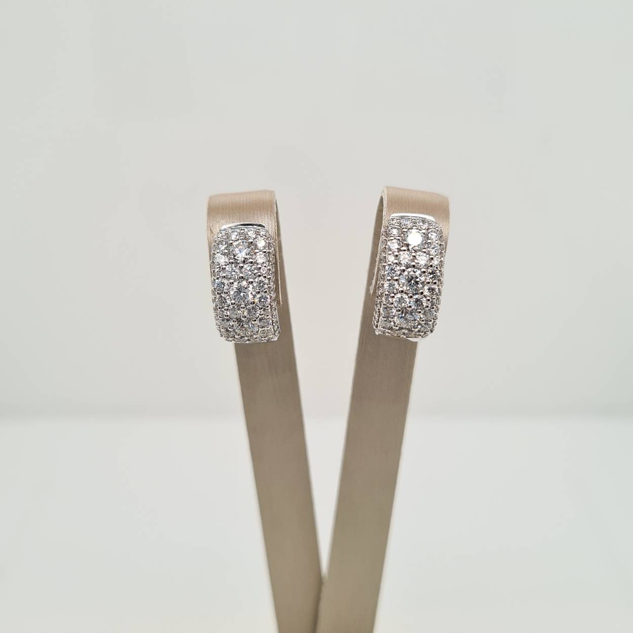 Prachtige 14 karaat witgouden oorsieraden met diamant, 1.36crt. 