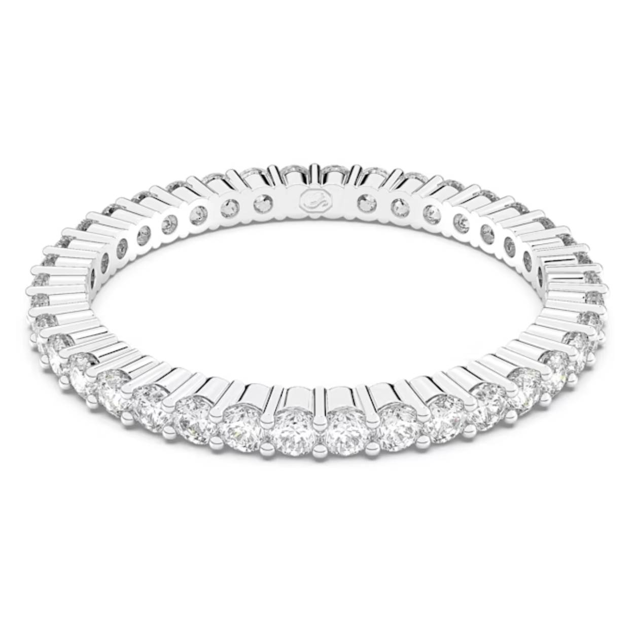 Deze Vittore-ring is ideaal als een subtiel glinsterend accent. Het sieraad bevat een prachtige combinatie van heldere ronde stenen met een zilverkleurige afwerking, wat zorgt voor een tijdloze en luxueuze uitstraling. De ring is ontworpen om vanuit elke hoek te schitteren en kan gecombineerd worden met andere sieraden, zoals een oogverblindende cocktailring voor een adembenemend contrast.

Artikelnr.: 5656299
Collectie:  Vittore
Materiaal:  Zilverkleurige afwerking, Zirkonia
Kleur:  Wit