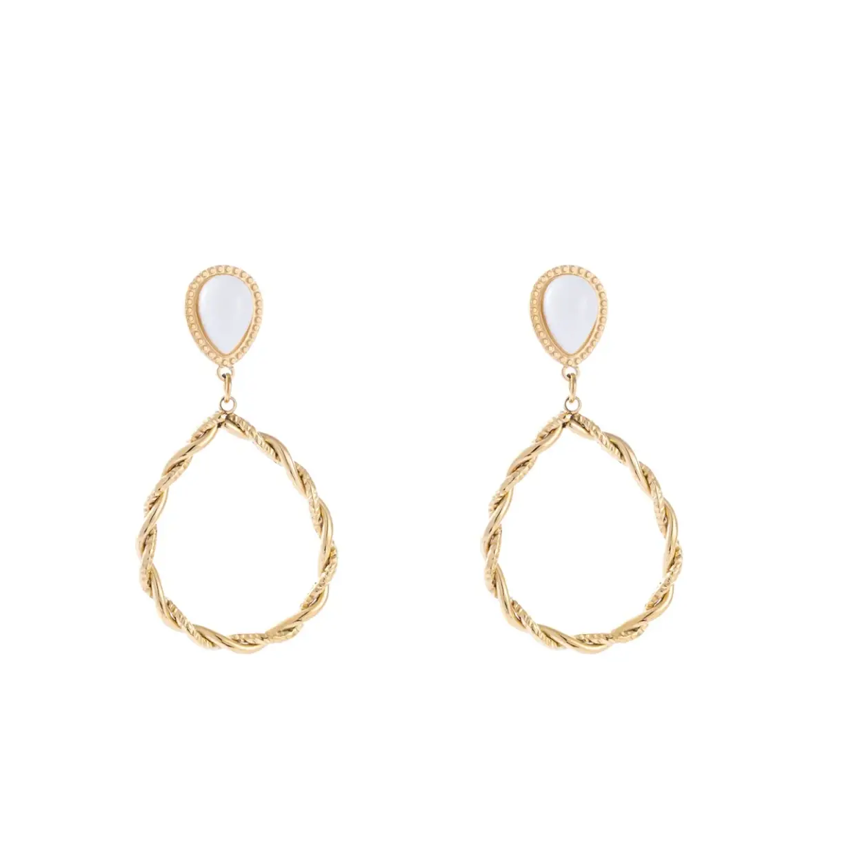 Van grote statement oorbellen tot klassieke oorringetjes of – knopjes - in onze collectie komen oorbellen in alle soorten en maten terug, maar steeds van mooie kwaliteit en in lijn met de laatste nieuwe trends.

Twisted drop stones