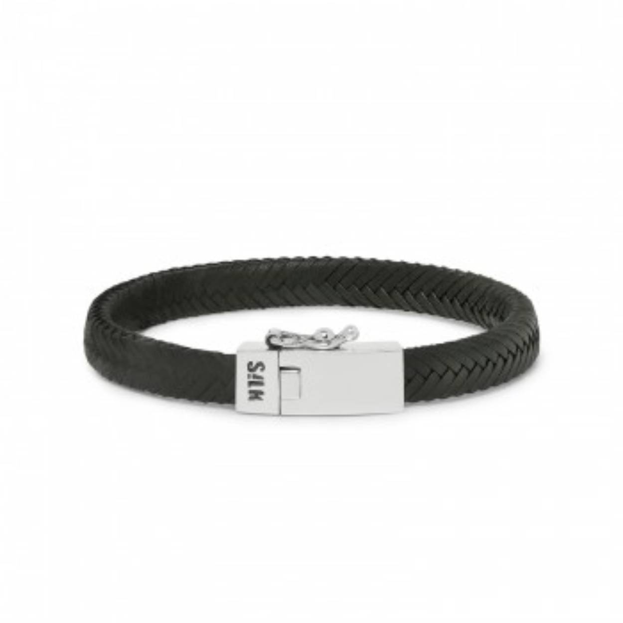 Deze handgevlochten leren armband van zacht lamsleer sluit middels een strak massief zilveren bakslot. Door het zachte soepele leer valt de armband lekker om de pols en draagt daardoor prettig. De sluiting van dit slot geeft de mogelijkheid om een naam, geboortedatum, initialen, sterrenbeeld of een symbool te graveren. Combineer een leren armband ook eens met een zilveren armband om je look compleet af te stylen. Alle SILK sieraden worden geleverd in een mooie luxe geschenkverpakking.  