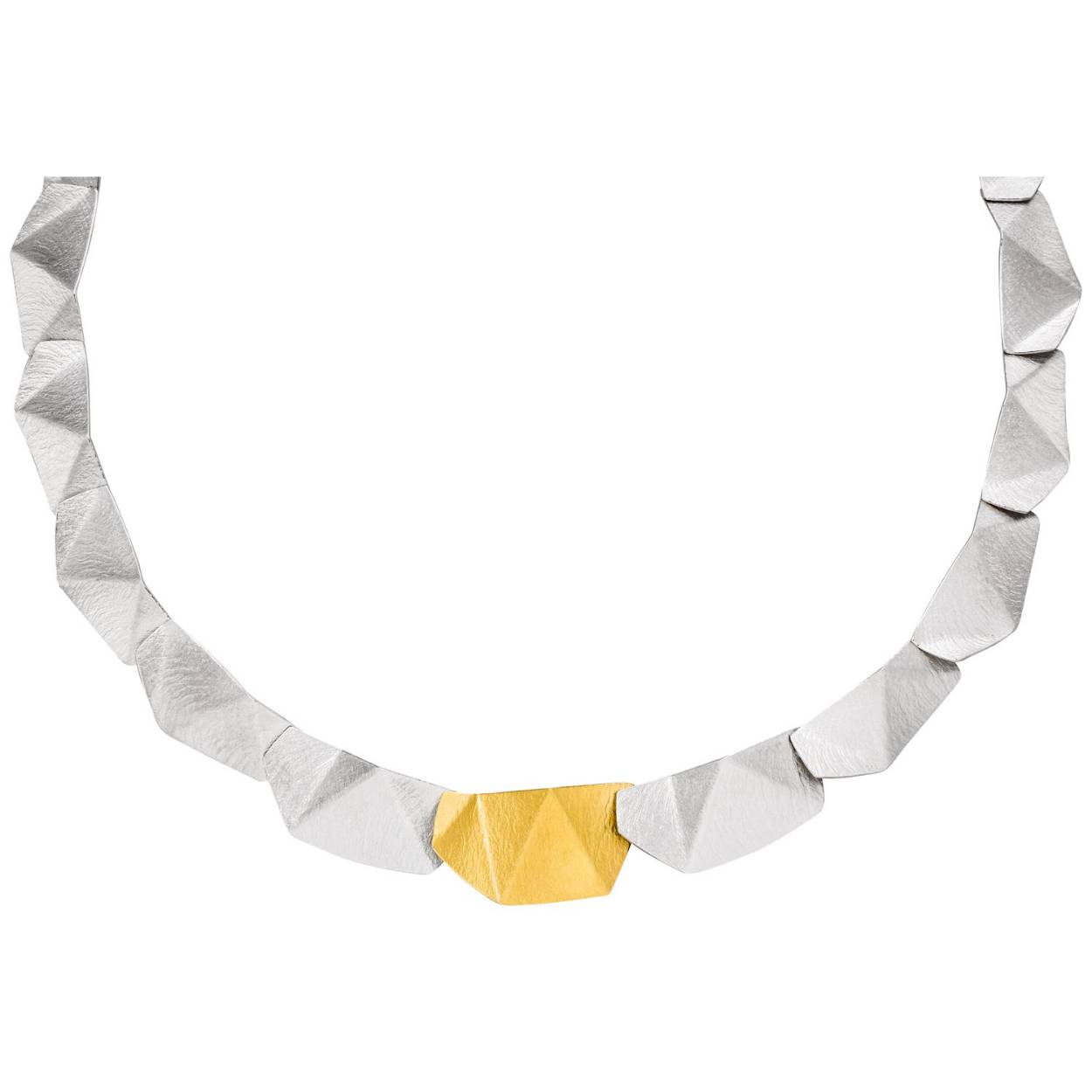 De handgemaakte design sieraden van MANU zijn stuk voor stuk iconen waarmee de drager zijn persoon onderstreept. Een bijzondere edelmetalen en contrastrijke combinaties kenmerken MANU.