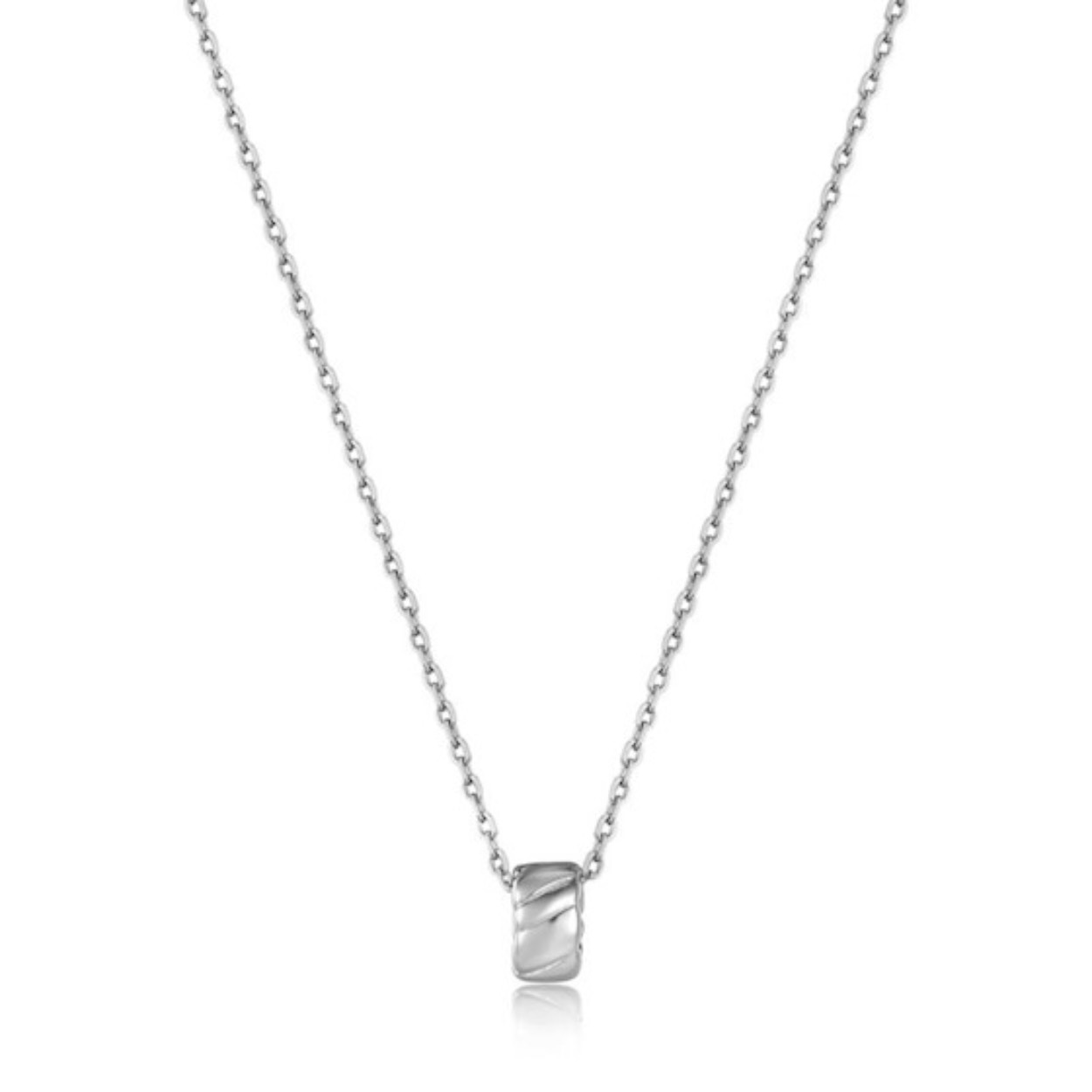 Kies voor modern minimalisme met deze chique ketting met hanger! Perfect te combineren van casual loungewear tot een dressed-up date night look. 
45 tot 50 cm