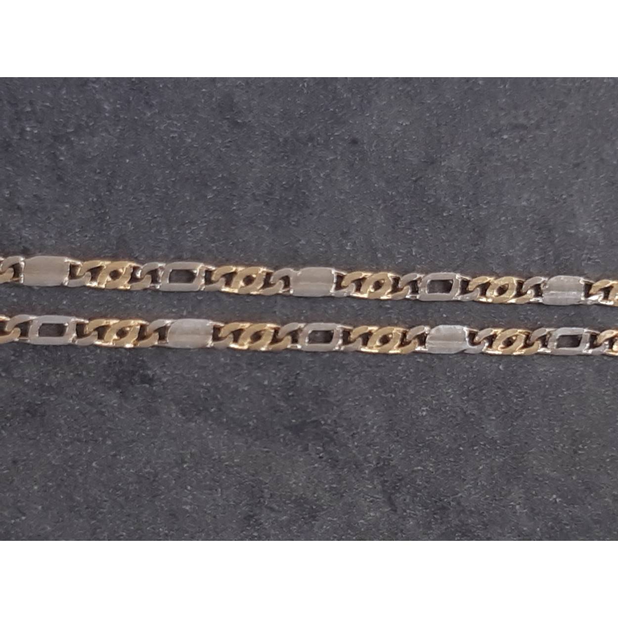 De gouden ketting met modelnummer BREA-0002484 is een prachtige 18-karaats halsketting van 50 cm lang. Hij heeft een glanzende afwerking, met een breedte van 2 mm en een gewicht van 5,7 gram. De goud-zilver kleurige uitstraling maakt het een veelzijdig accessoire. Perfect om zowel casual als bij feestelijke gelegenheden te dragen.