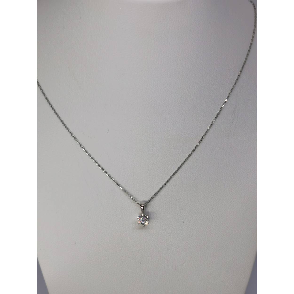 14 karaat wit gouden anker collier met solitair diamanten hanger in klauw zetting.

Soort: Diamant
Slijpvorm: briljant
Karaat totaal: 0.18
Helderheid: S-1
Kleur: F-G

Code: KL06612