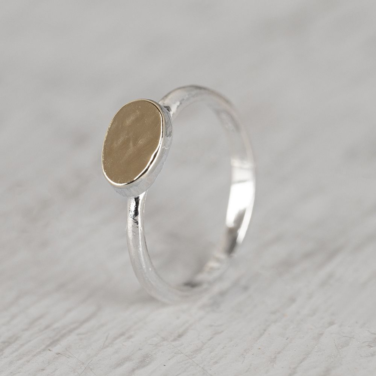 zilveren ring met 9 karaats ovaaltje