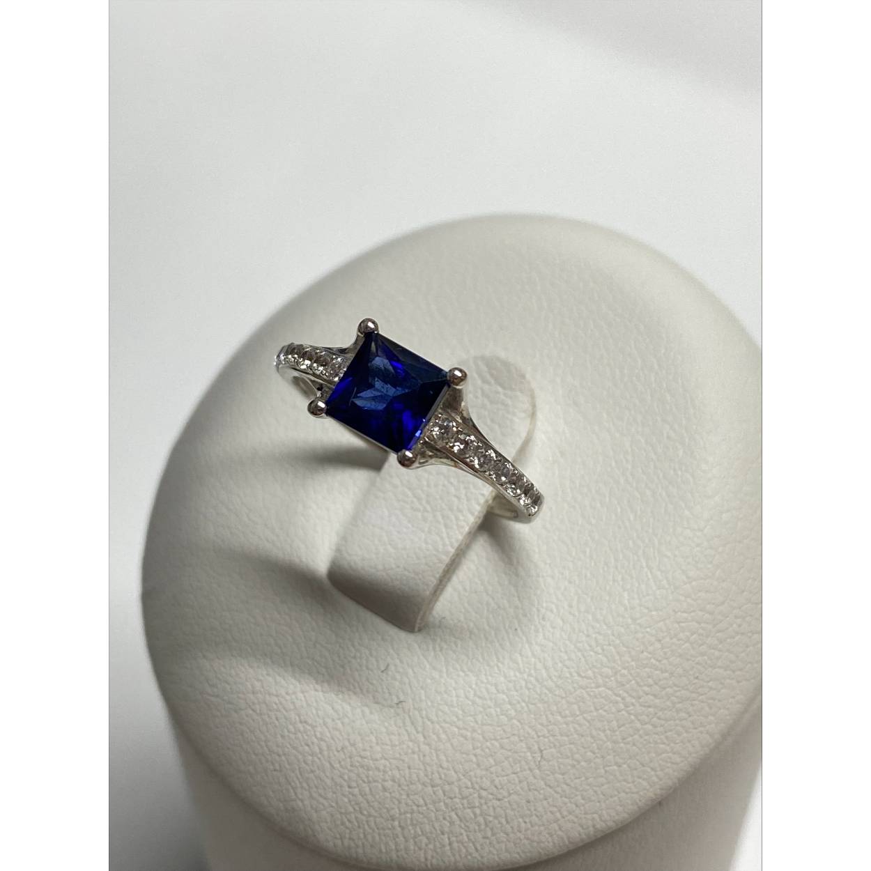 14 Karaat wit gouden ring princess moissanite geslepen zirkonia met synthetische blauwe saffier. 