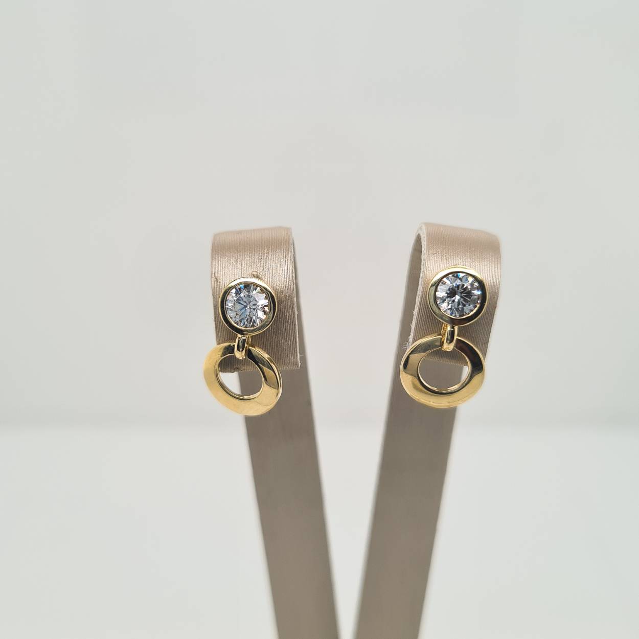 Prachtige gouden oorsieraden bezet met zirkonia. 