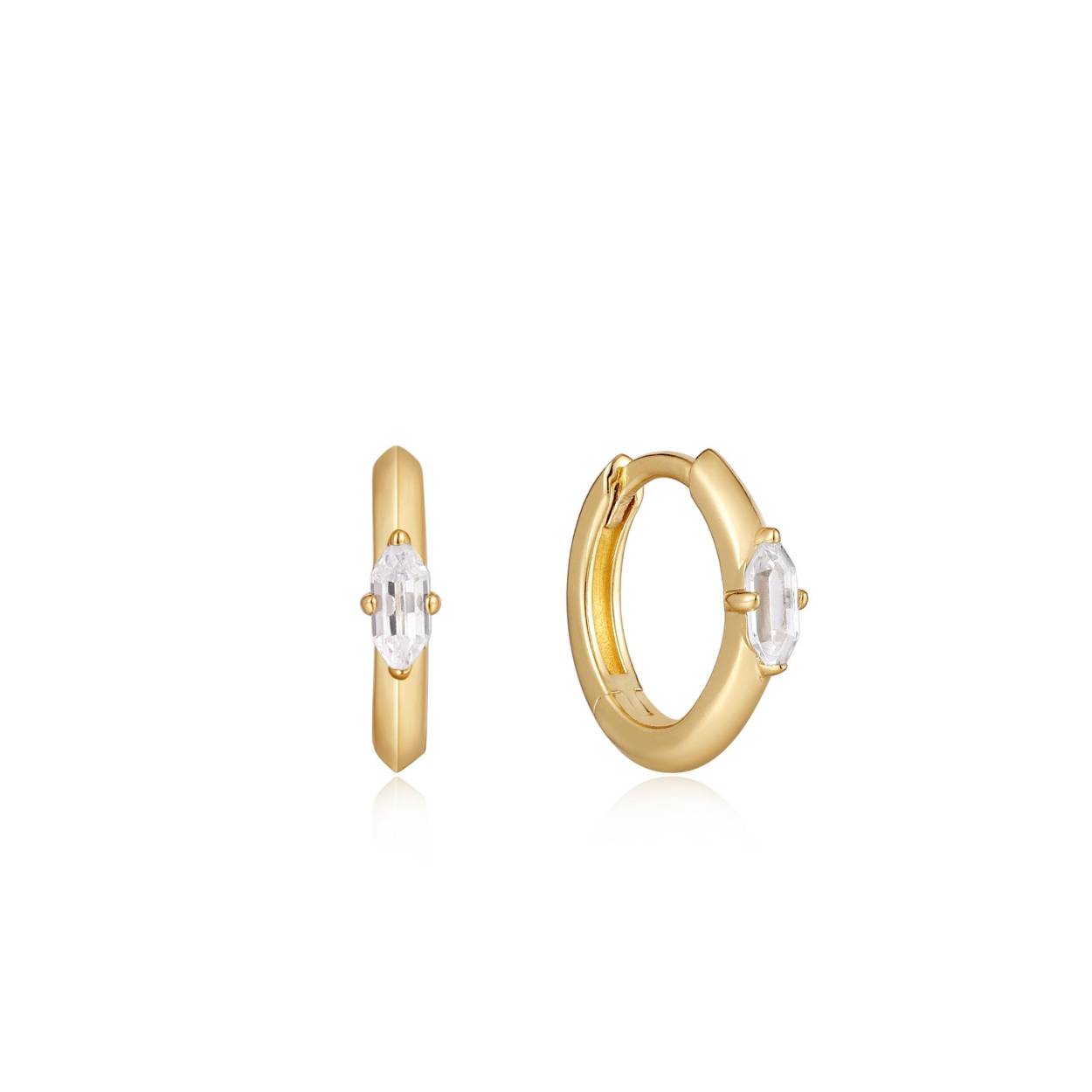 Ania Haie oorringen "Dance 'Til Dawn". Waarom voeg je niet wat glinstering toe aan je collectie met deze prachtige oorringen? Verfraaid met een uniek gevormde zirkonia steen, die een moderne draai geeft aan elke look. Style de jouwe met studs voor een statement look.