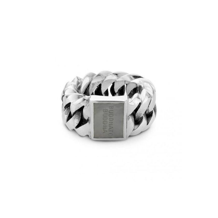 The Chain is een echte bestseller familie binnen Buddha to Buddha. De Chain Stone Ring Pearl is een bijzonder lid van de Chain familie. Deze zilveren ring heeft een pearl  steen. Handgemaakt en tijdloos zoals alle Buddha to Buddha sieraden. De ring laat zich perfect combineren met andere Buddha to Buddha sieraden en geeft jouw outfit een stoere twist! Deze ring valt binnen categorie brede ringen.