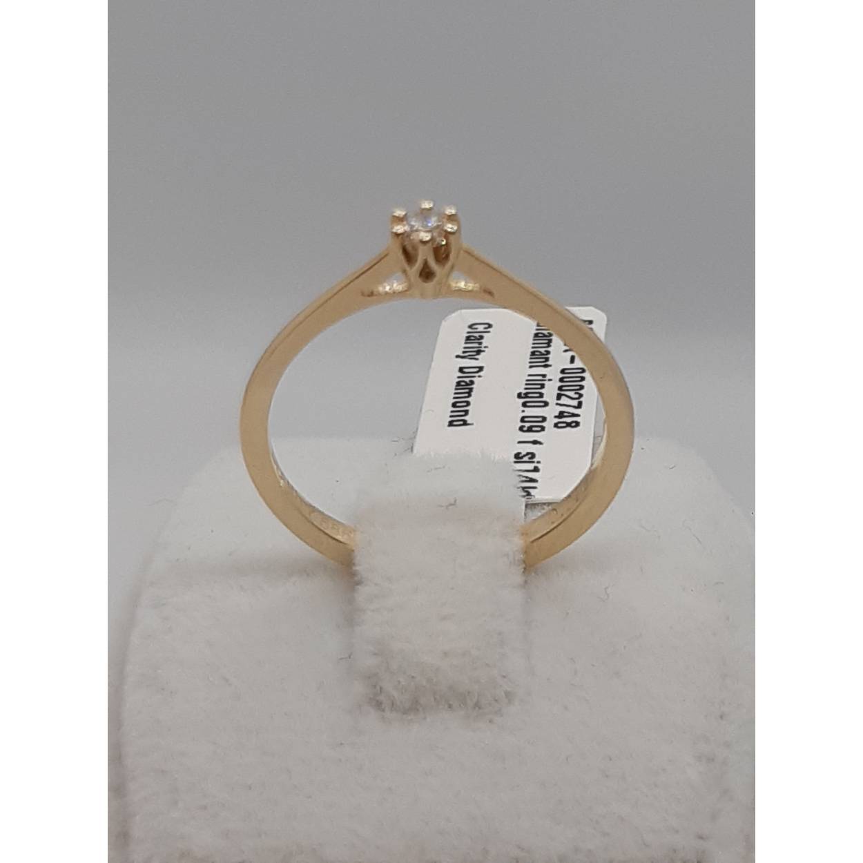 De Diamanten Verlovingsring met modelnummer BREA-0002748 biedt een elegante uitstraling dankzij een 14-karaats gouden materiaal en een schitterende ronde diamant van 0,09 karaat met SI1-zuiverheid en F-kleur. Draag deze verfijnde ring, maat 54, als een symbool van eeuwige liefde. Perfect voor speciale gelegenheden en dagelijks luxe. Voeg dit tijdloze sieraad toe aan je collectie.