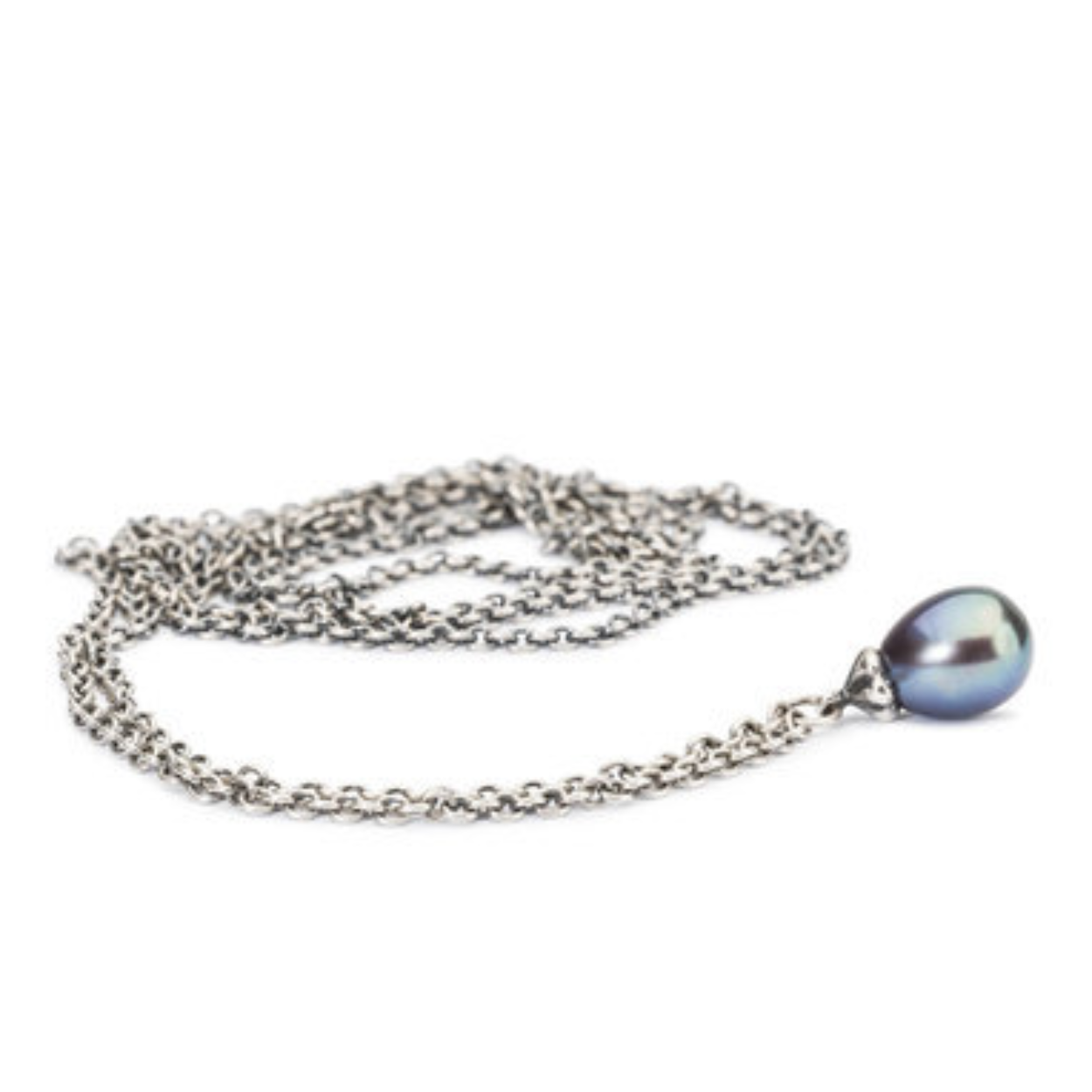 Dit collier zonder slotje is voorzien van een fraaie peacock zoetwaterparel.