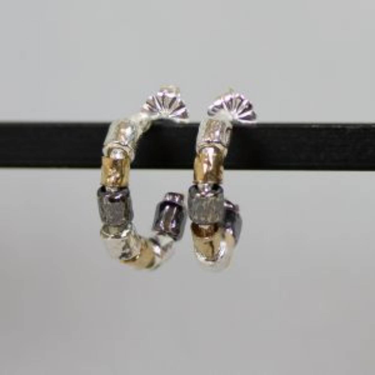 Oorbel gemaakt van 925 sterling zilver, geoxideerd zilver en Goldfilled. De buisjes zitten los om de oorbel heen waardoor ze kunnen bewegen. Combineer met een mooi buisjes collier voor een complete look!