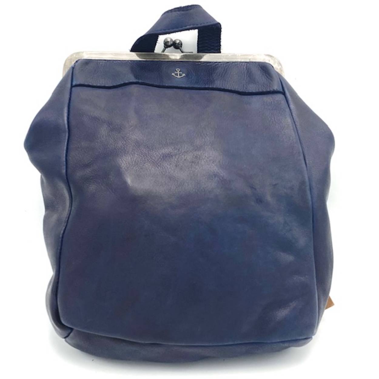 Leuke sportieve rugtas welke is voorzien met beugelsluiting. De achterzijde is eveneens voorzien van een ritssluiting. Binnenzijde is voorzien van een ritsvak en een steekvak.

Afmetingen:
Hoogte 25cm x breed 22cm x diep 9cm