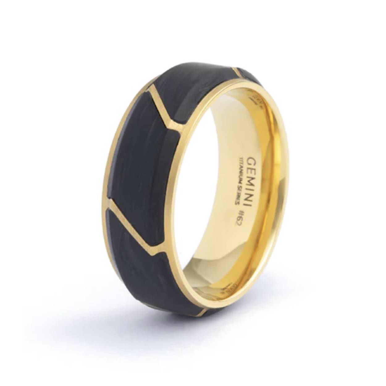 De Carus Gold ring is volledig gemaakt van titanium en gesmeed koolstof. Deze ring is het toppunt van onze ringcollectie vanwege het vakmanschap dat nodig is om deze ring op deze manier af te werken. De diagonale lijnen van het titanium kruisen de koolstofvezelstructuren en alles komt samen tot één prachtig geheel.

Waarom hebben we voor titanium en koolstofvezel gekozen?
- Het is vederlicht
- Het is supersterk
- Het zijn exclusieve materialen die ook worden gebruikt in raceauto's, motorboten en ruimtevaart

De ring heeft een comfortabele pasvorm aan de binnenkant en is zeer comfortabel om te dragen. Door de lichtgewicht materialen draag je deze ring zonder problemen dag in, dag uit. Deze ring is verkrijgbaar in EU-maten 54 t/m 72.

De modelnaam 'Carus' is afgeleid van het Latijn en betekent letterlijk 'iets waardevols'. En dit is echt zo: deze ring is een waardevol sieraad vanwege de uren die nodig zijn om de ring met zijn titanium- en koolstofvezelstructuren in dit naadloze ontwerp af te werken.

Waarom zou je er één kopen?
- 12 maanden garantie & gratis ruilen als de maat niet goed is
- Je ring wordt binnen 72 uur gemaakt en verzonden
- Het is gemaakt van hoogwaardige materialen