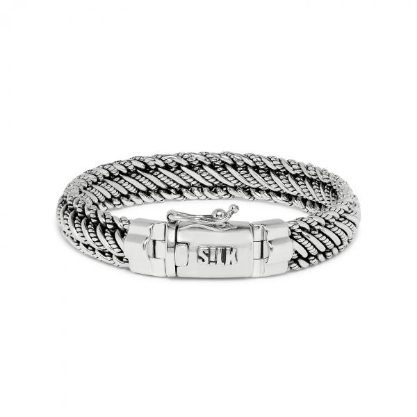 Deze stijlvolle zilveren SILK armband is gemaakt van fijne in elkaar gevlochten draden, met afwisselend gladde en gedraaide draden. De frivole armband is met de hand op fairtrade basis geproduceerd in het SILK atelier op Bali Indonesië.