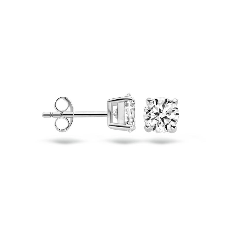 Deze basic oorstekers van met witte zirkonia’s passen bij elke gelegenheid en kun je eindeloos combineren met meerdere sieraden. De oorbellen zijn gemaakt van 14 karaats witgoud. De zirkonia's hebben een doorsnede van 6 millimeter.