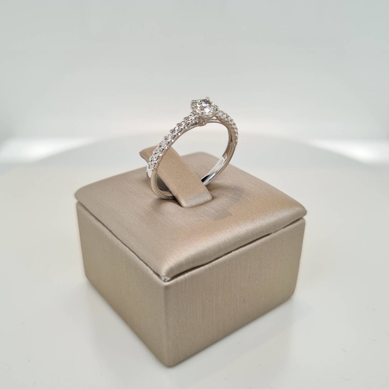 Prachtige 14krt witgouden ring met diamant 0,51crt G Si1. 

De maat van de ring is 55 (17,5). Heeft u een andere maat, neem dan gerust contact met ons op.