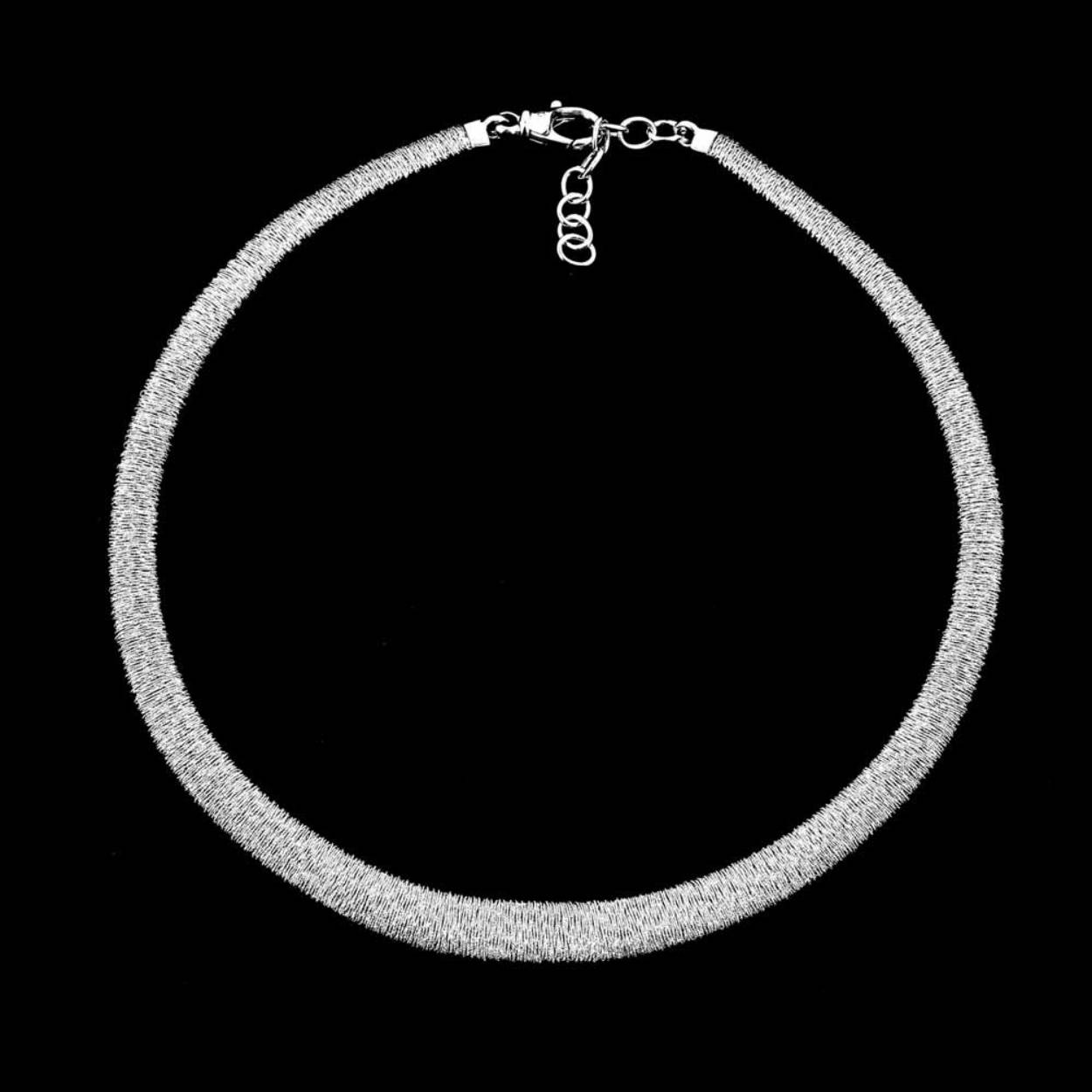 Bijzonder collier van het merk Sanjoya uitgevoerd in zilveren met een degelijke karabijnsluiting. 45 + 5 cm