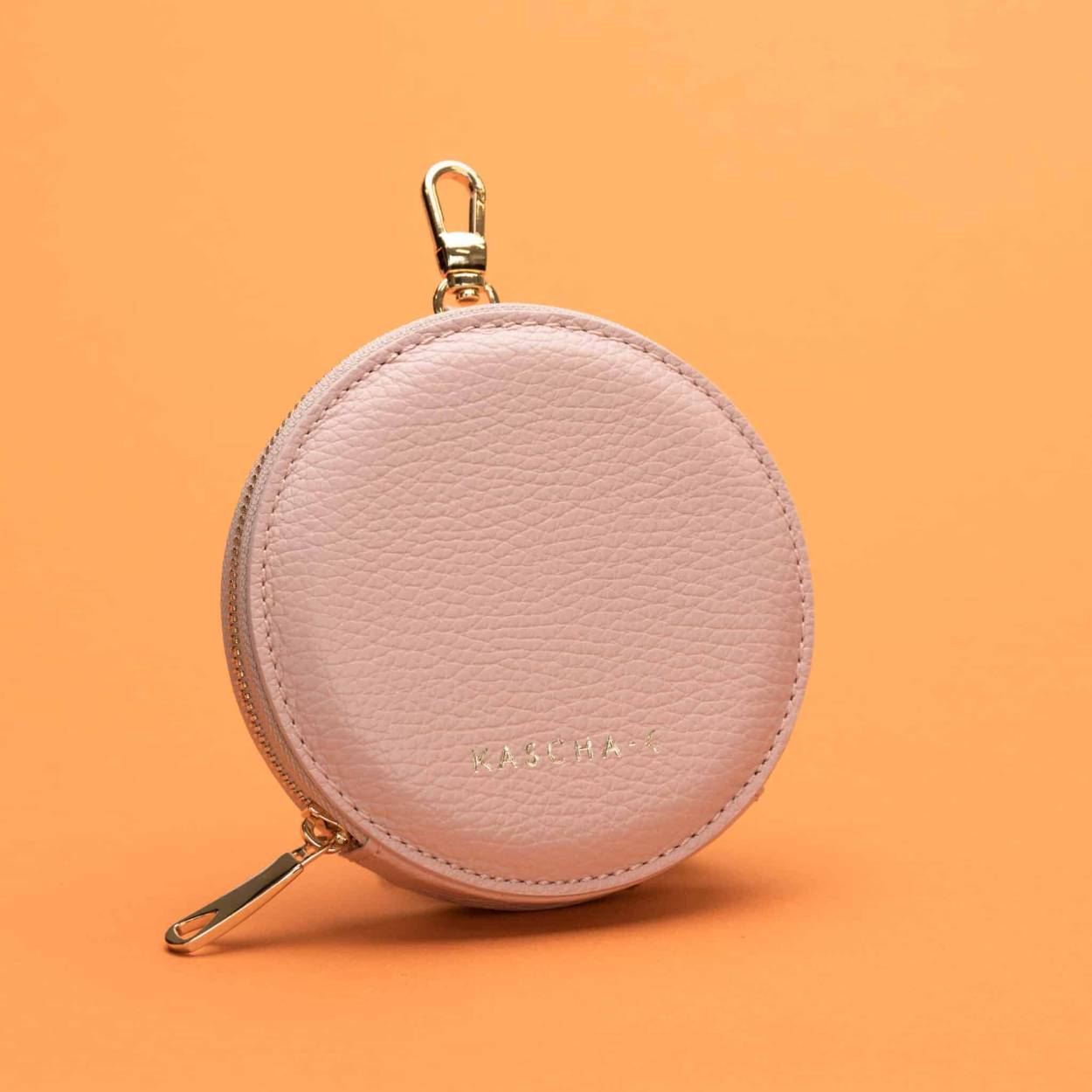 Deze verfijnde Wallet is prachtig afgewerkt met goudkleurige accenten en is ook nog eens verkrijgbaar in een groot aantal heerlijke kleuren. Zeker weten dat de jouwe ertussen zit! Met deze basic heb jij je sleutels, je pasjes en je lipgloss voortaan altijd bij de hand.
Klik de Wallet de Rond vast aan je phonecord of combineer hem met een van onze andere accessoires.