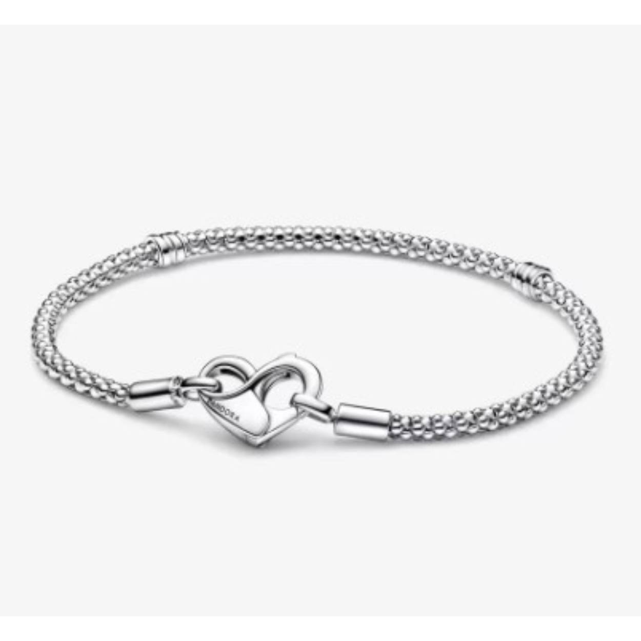 Update je collectie met onze nieuwe Pandora Moments-studded schakelarmband. Deze hand-finished sterlingzilveren armband bestaat uit een flexibele, bewerkte ketting en een hartvormige sluiting gedetailleerd met het oneindigheidsteken dat geopend kan worden. Let op: maximaal 14 tot 18 bedels, hangende bedels of hangers kunnen worden gestyled tussen de drie secties gedeeld door de schroefdraden.