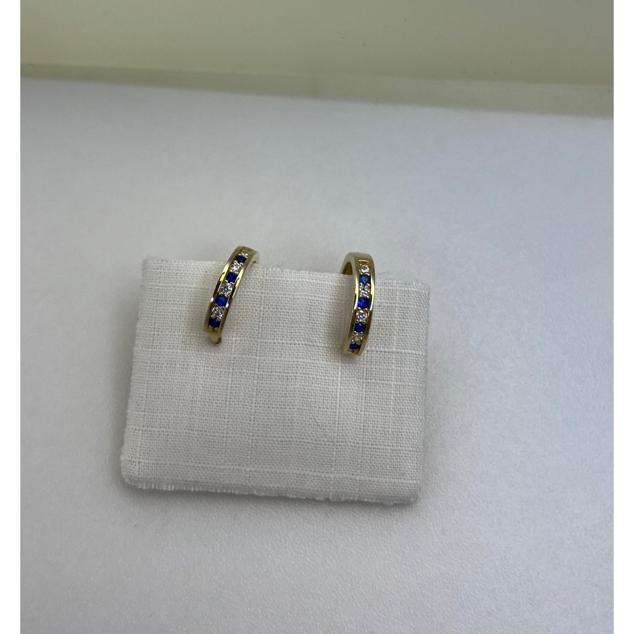 Goud klapcreool zirkonia/saffier 12 x 2 mm in railzetting