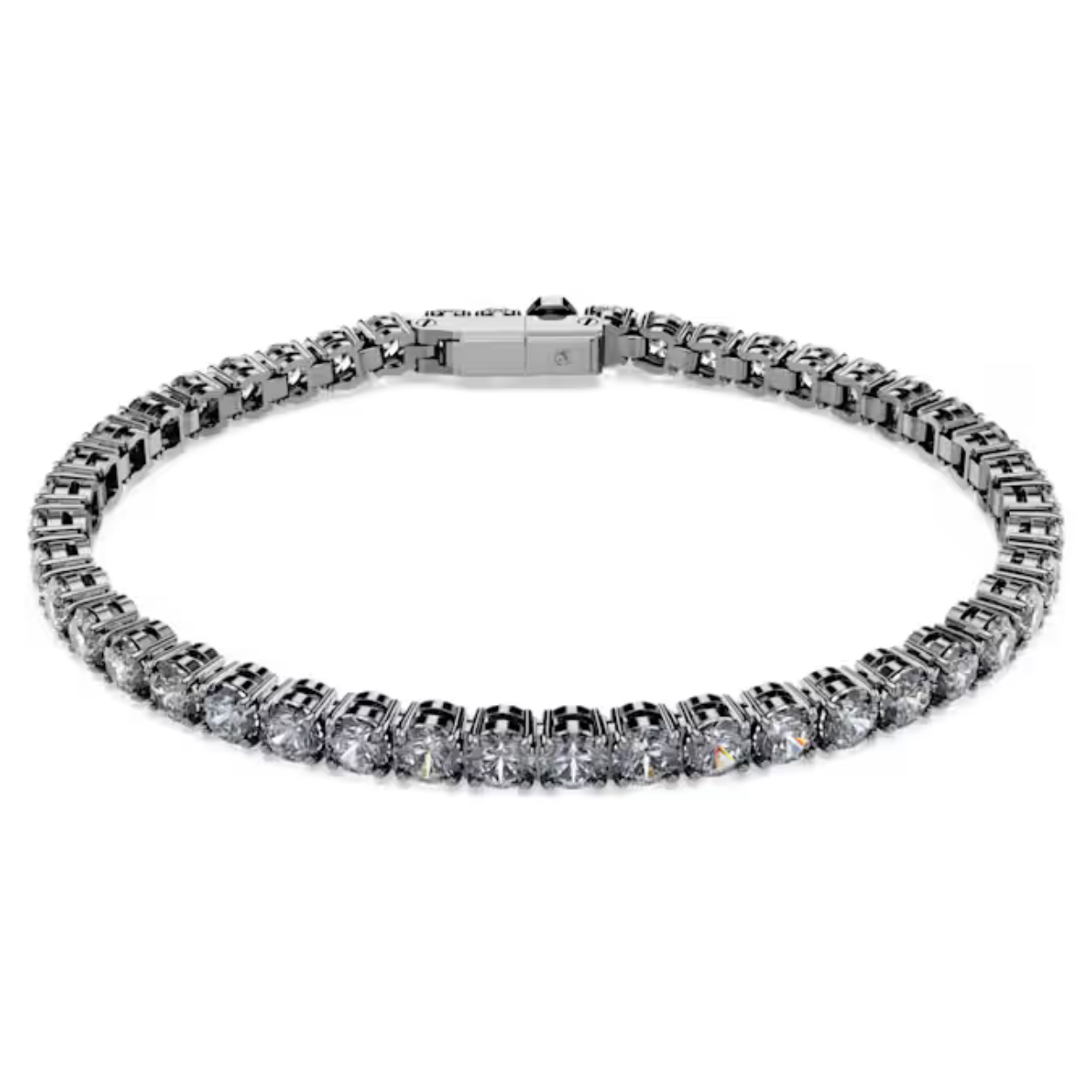 Ontdek de krachtige evolutie van de klassieke tennisarmband. Dit met ruthenium vergulde ontwerp heeft een volledige rand van zilvergrijze Swarovski-zirkonia en een gebruiksvriendelijke Matrix Tennis-sluiting. Dit onderscheidende stuk voegt intriges toe aan elke look en is een ideale manier om je stijl te dramatiseren.