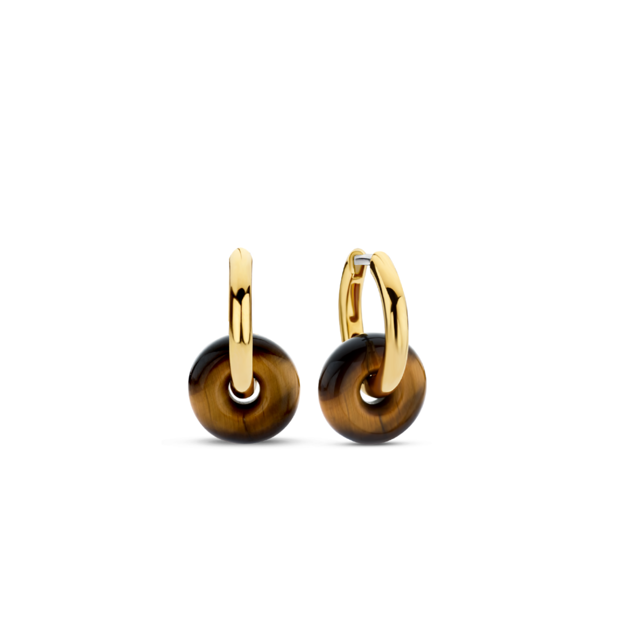 Deze TI SENTO - Milano gold-plated zilveren oorbellen 7854TE zijn gedecoreerd met twee grote bruine tiger-eye stenen. De ronde vorm maakt het een artistiek geheel. Deze stijlvolle oorbellen zijn vervaardigd uit 925 sterling zilver en hebben een krachtig kleurenpalet, gevuld met rijke aardse tinten. Mix ze met andere statement pieces en creëer een iconische look.