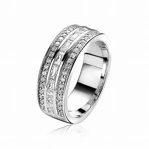ZINZI brede zilveren ring van 7mm breed. Deze ring heeft de uitstraling van 3 ringen, waarbij de buitenste zettingen zijn bezet met kleine ronde witte zirconia's en de middenzetting heeft langwerpige baguette geslepen zirconia's