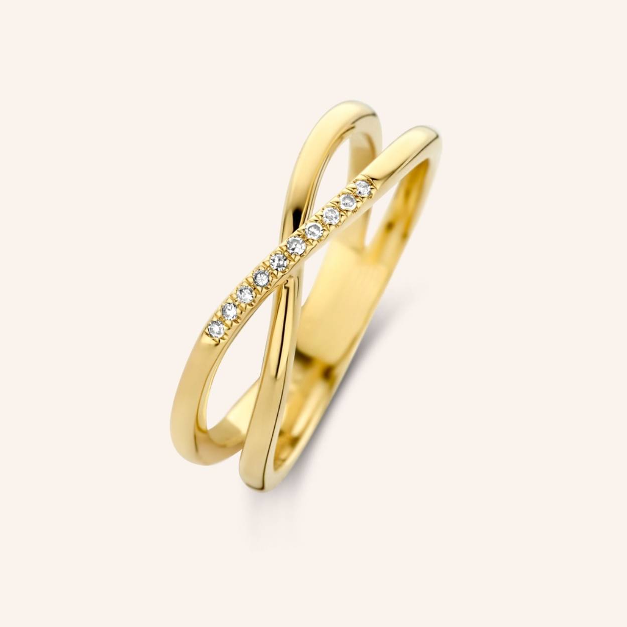Wanneer elegantie en helderheid elkaar ontmoeten. Een 14-karaats gouden crossover-stijl, met 10x klassieke diamanten op een afgeronde duoband - zo puur en simpel is het.

