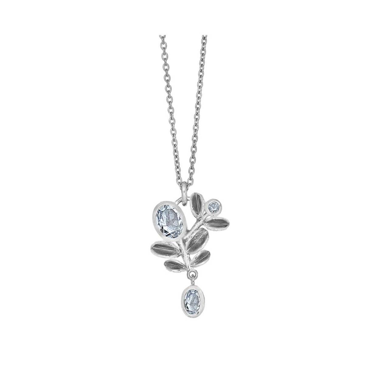 Deze sterling zilveren ketting heeft een hanger welke bestaat uit geoxideerde blaadjes, een 7 x 5 mm blauwe topaas, een 5 x 3 mm blauwe topaas en een 2,5 mm ronde blauwe topaas. De ketting kan gedragen worden op 42 en 45 cm.