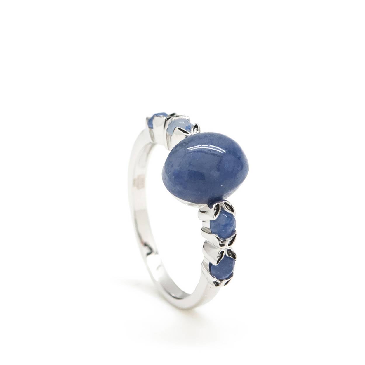 Fine silver ring with linear design of adamantine quartz in azurite tone and claws. An ideal jewel for your hands this season!