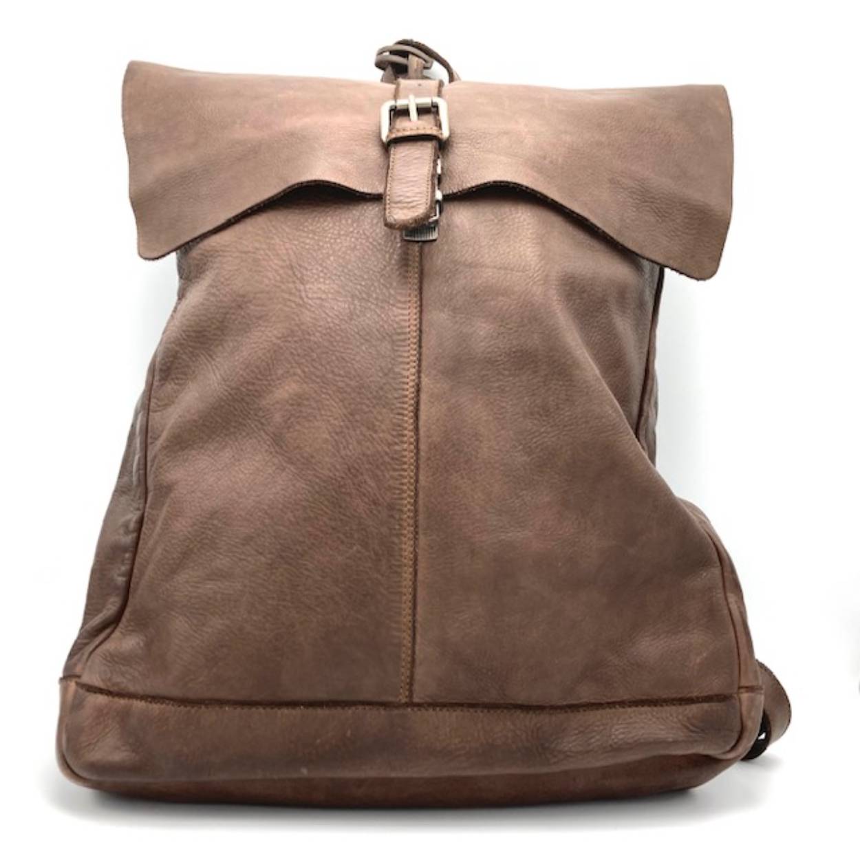 Ruime soepel lederen rugtas van Harbour2n. De tas is afsluitbaar door middel van een rits en hierover een flap met klik sluiting. Twee comfortabele schouderbanden aan de achterzijde en een ritsvak.
Binnenkant is voorzien van 1 ruim vak en een ritsvak.

Afmetingen:
Hoogte 48cm x breed 34cm x diep 15cm