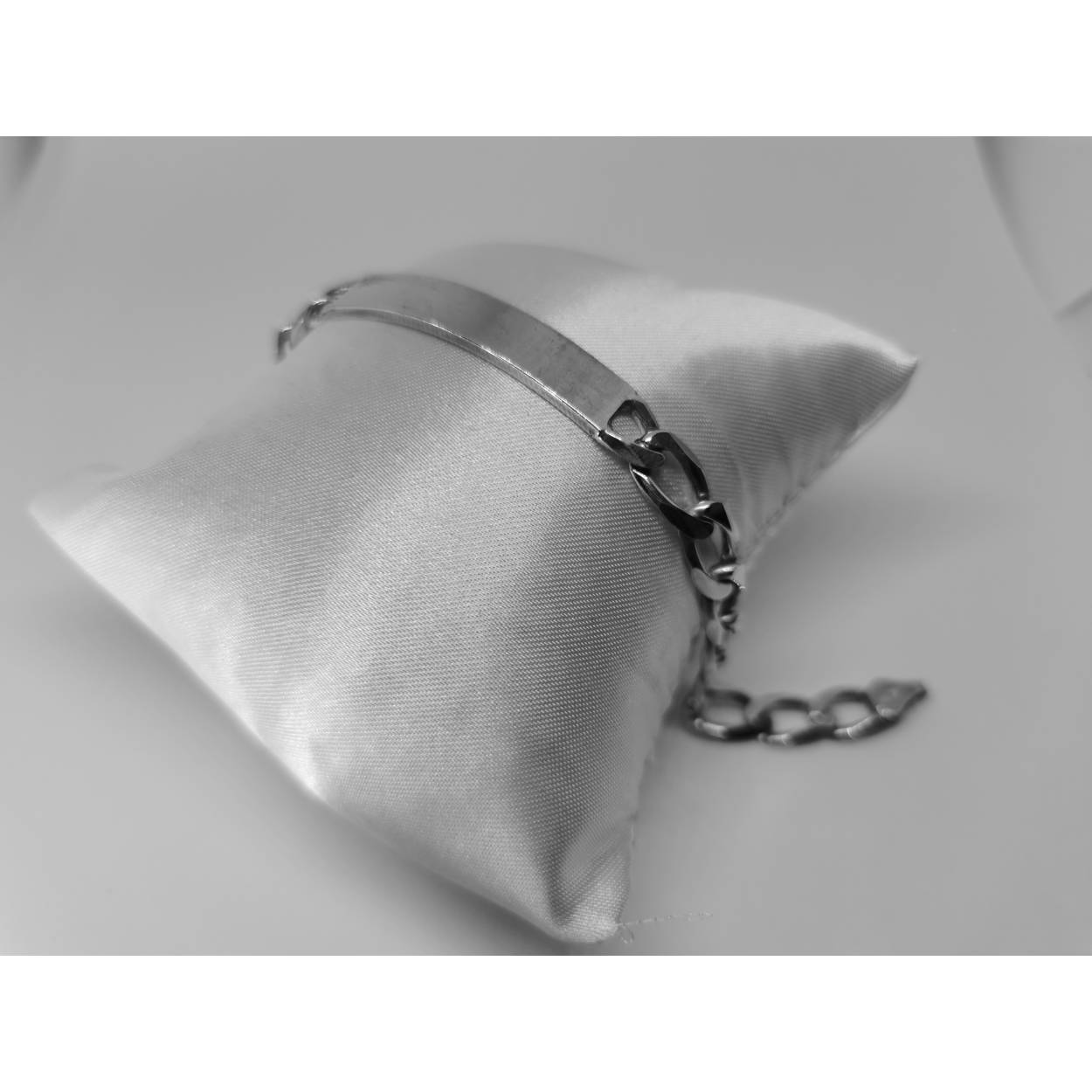 Zilveren platenarmband met gedraaide gourmet schakels. 
Gratis graveren mogelijk 