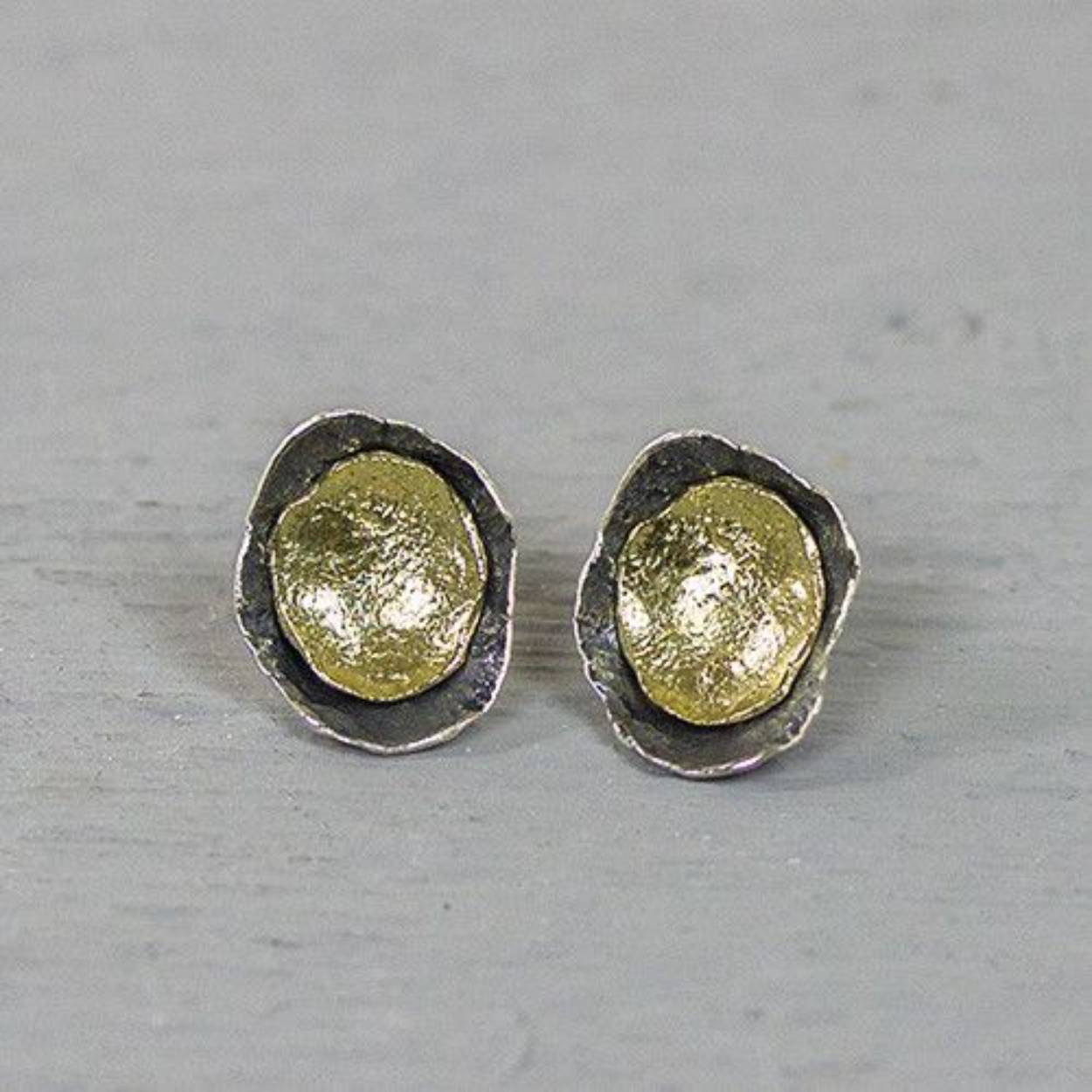 Oorsteker gemaakt van 925 sterling zilver, geoxideerd zilver en zilver verguld.