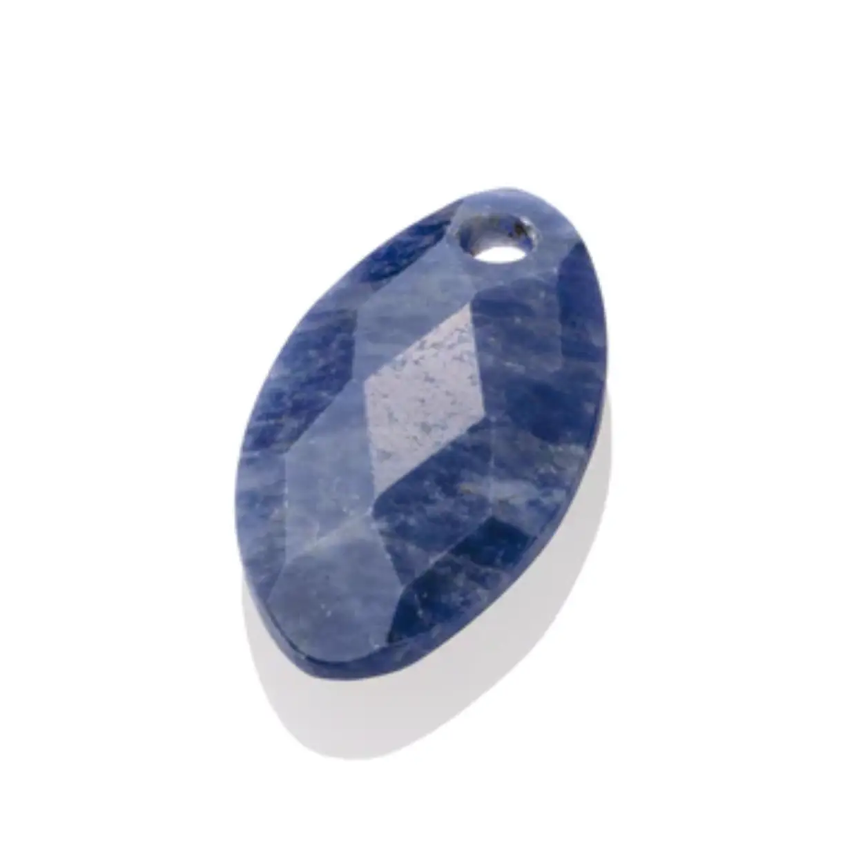 Maak van je favoriete ketting een echte eyecatcher met de gefacetteerde Sodalite Leaf Necklace Gemstones. Alle Edelstenen worden met Sparkling met de hand vervaardigd en daardoor is iedere Edelsteen uniek, hoe leuk is dat? Mix & Match jouw ketting Edelstenen met een van onskettinghangers en combineer hem met andere sieraden uit de Sodalite Collectie. Bent u benieuwd naar ons Mix & Match concept? Neem dan snel een kijkjehier!