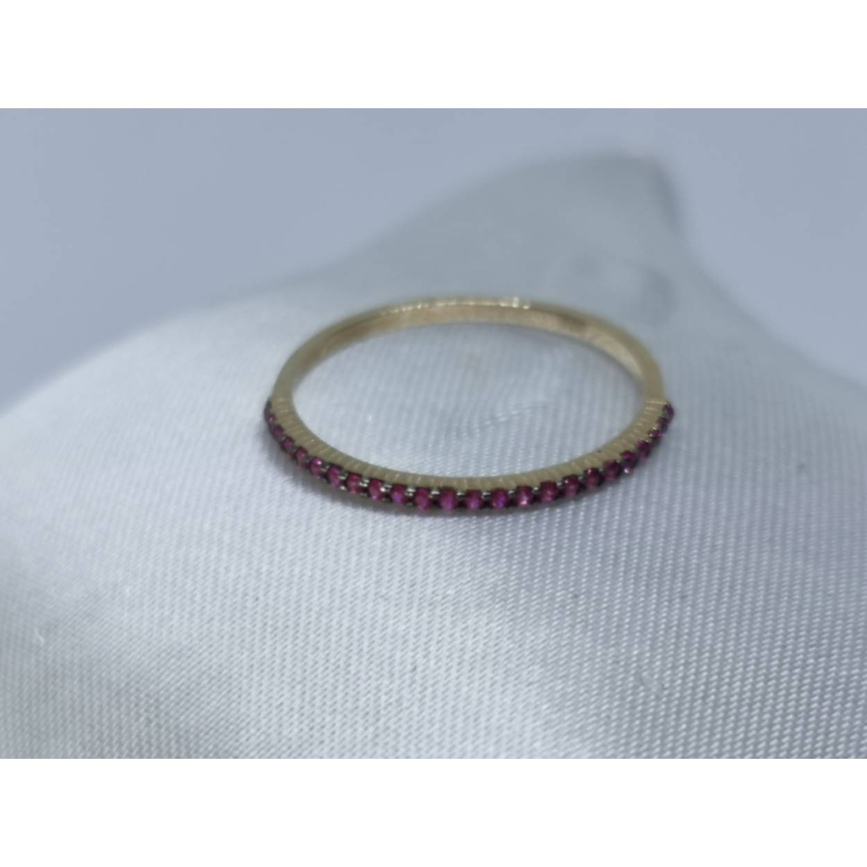 14 Karaat geel gouden ring met zirkonia steentjes pink in gedeelde klauw zetting. 