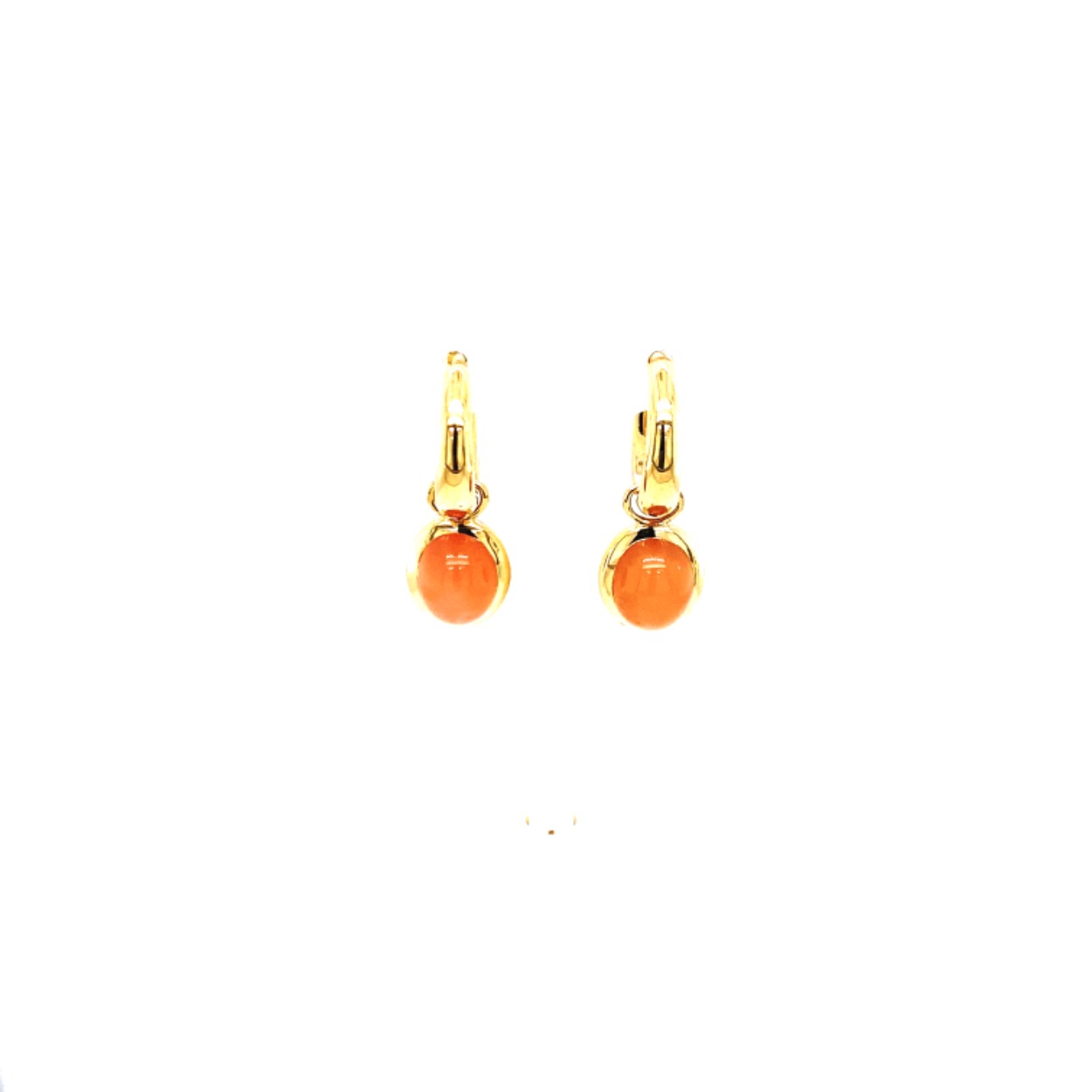 Romance oorhanger York model 4222, gezet met 2x oranje maansteen cabochon ovaal geslepen 9x7mm
18 krt.geel goud.