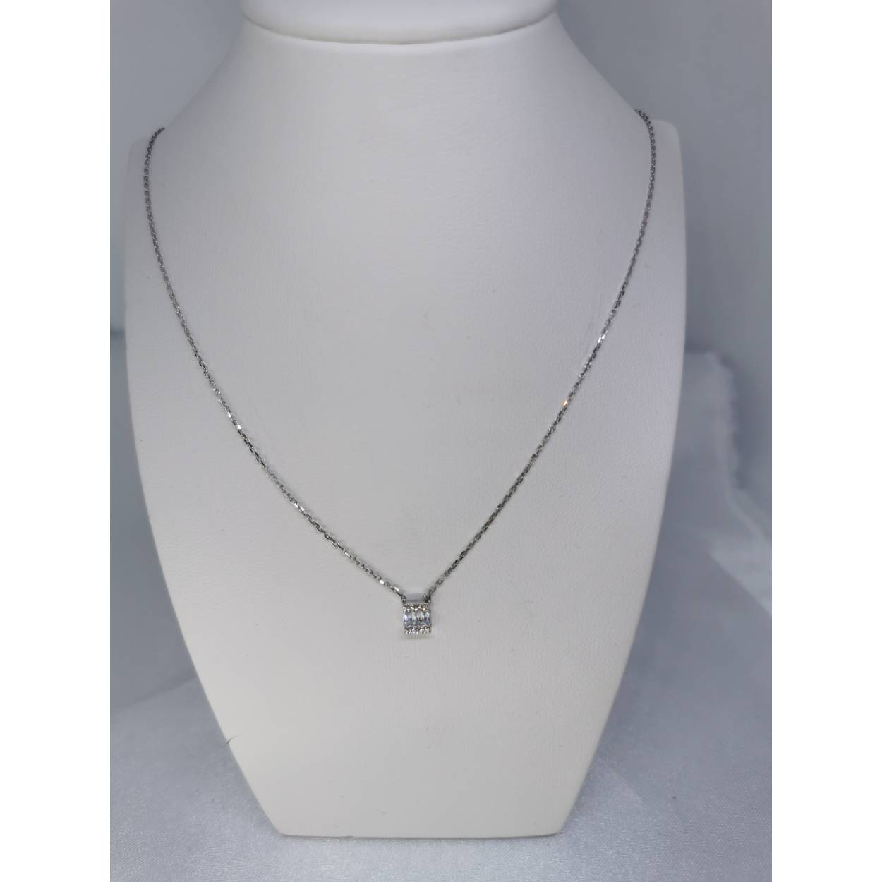 14 Karaat wit gouden fijne schakel collier met drie baguette geslepen zirkonia's en zes briljant geslepen zirkonia's.

Leuk om te combineren met de ring EBRZ0023 en/of
oorstekers EBOZ0002.

Dit collier met hanger is ook leverbaar met briljant geslepen diamant, zie artikel EBCD0015.