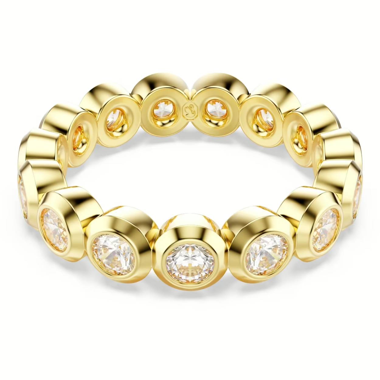 Deze schitterende Imber-ring, die lijkt op een halo van licht, heeft een goudkleurige toplaag en is meesterlijk versierd met een volledige cirkel Swarovski Zirkonia in Round-slijpvorm, elk in een moderne bezelzetting. Een opvallende aanvulling op elke outfit, die dag en nacht voor moeiteloze glamour zorgt.