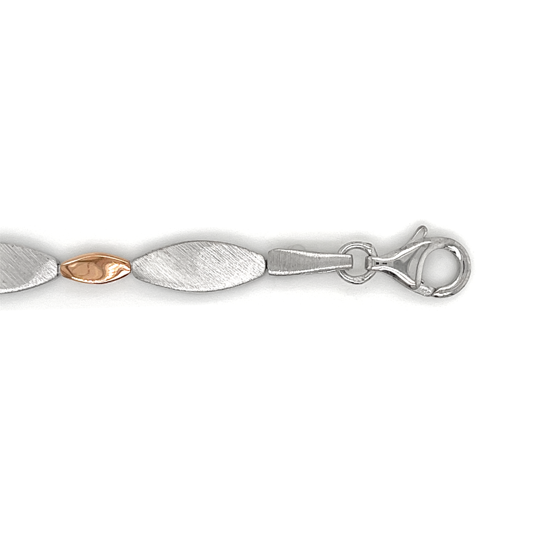 Deze armband is gemaakt van 925 zilver. De armband is gedeeltelijk gematteerd en gedeeltelijk glad gepolijst, de combinatie van mat/ glans geeft deze armband een erg mooie uitstraling. De glanzende schakels zijn zilver verguld (rosé goudkleur). Ook heeft de armband een stevig karabijnslot.