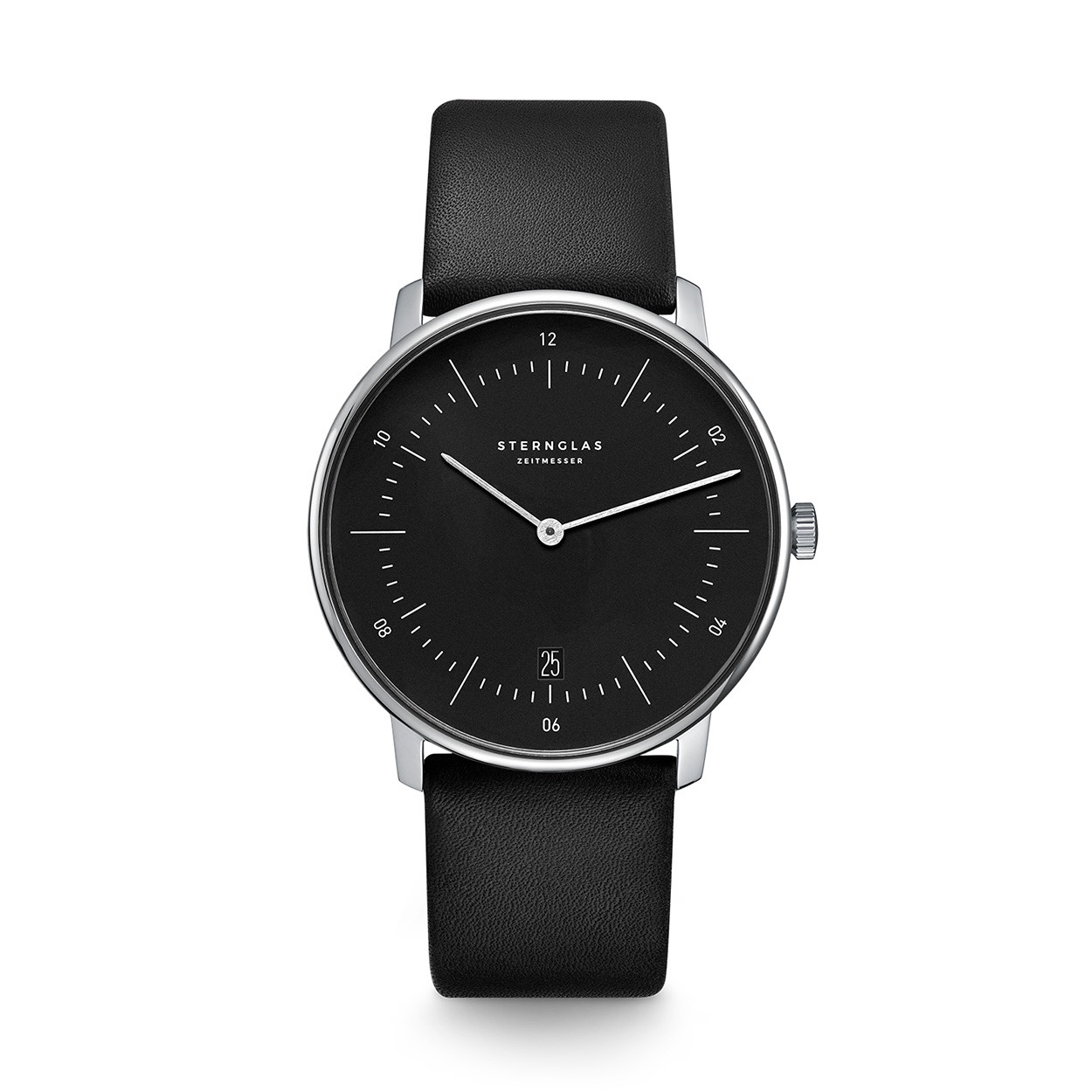 Sternglas Naos 11.01.2304.1627 S01NA03PR07

- Behuizing gemaakt van staal, in de kleur zilver
- Horlogeband gemaakt van leer, in de kleur zwart, met gesp
- Quartz uurwerk, werkt op batterijen
- Datum weergave
- Voorzien van saffierglas, zeer hard en vrijwel krasvrij
- 5 ATM waterdicht, geschikt om mee te douchen.
- Breedte van de behuizing is 38 mm
- Dikte van de behuizing is 6 mm