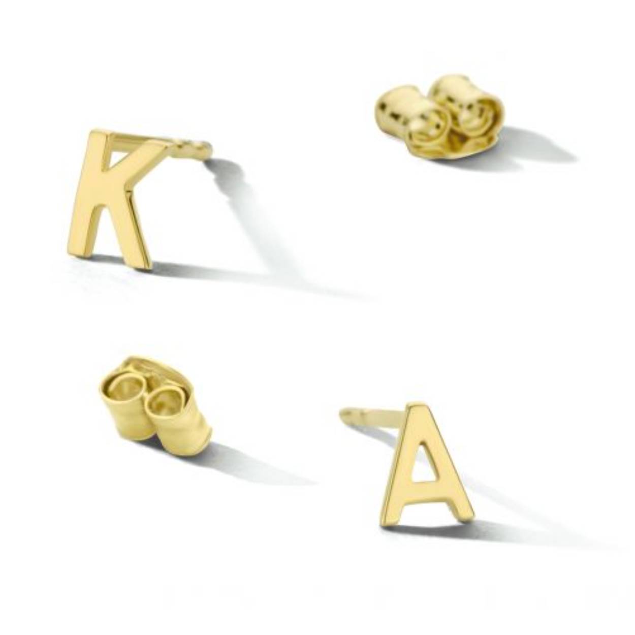 14k Geelgouden letter oorknop. De oorknop wordt per stuk verkocht.