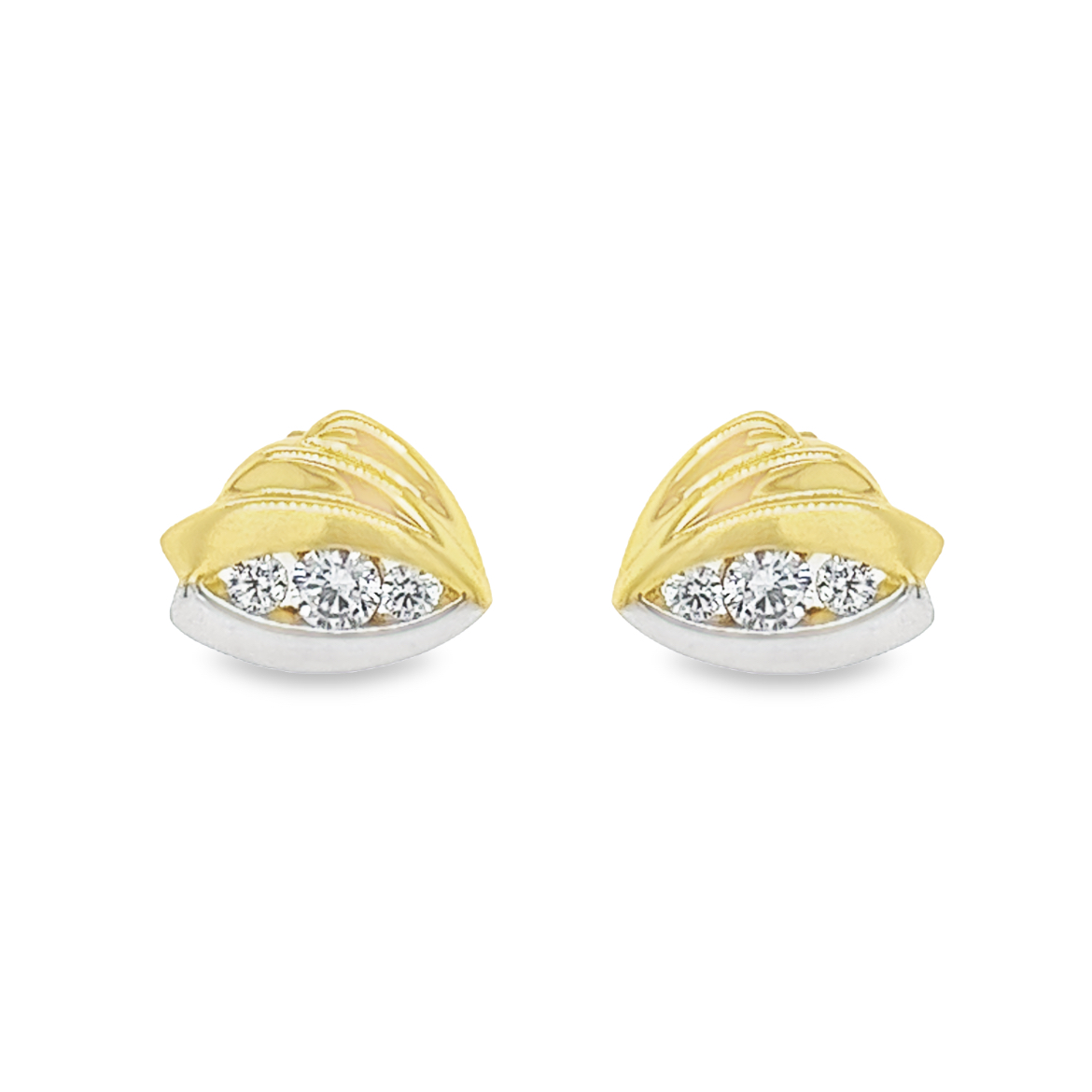 Gematteerd geel goud, glad gepolijst geel goud en glad gepolijst wit goud in combinatie met 3 briljant geslepen zirkonia stenen in twee verschillende groottes maken deze oorstekers een mondvol aan specificaties. De oorstekers zijn erg mooi afgewerkt en hebben (bijna) alles waar men om kan vragen!