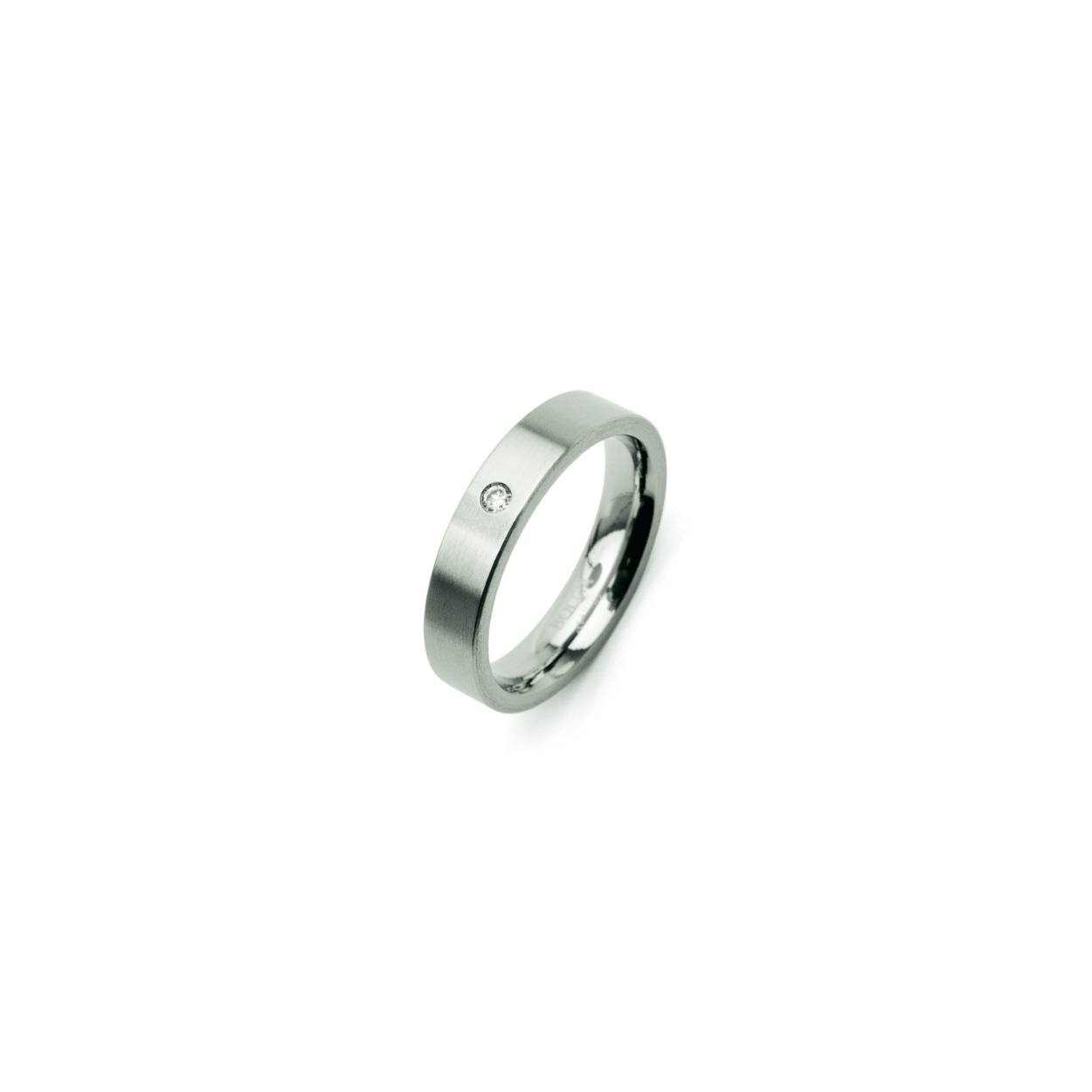 Deze gematteerde damesring van Boccia Titanium heeft een met de hand gezette diamant. De diamant (0.03 ct) in dit sieraad zorgt voor een sprankelend effect. De 0121-04 is verkrijgbaar in meerdere maten, heeft een bolle binnenkant en is 4,5mm breed. Een uniek en stijlvol exemplaar dat ideaal te combineren is met andere sieraden.