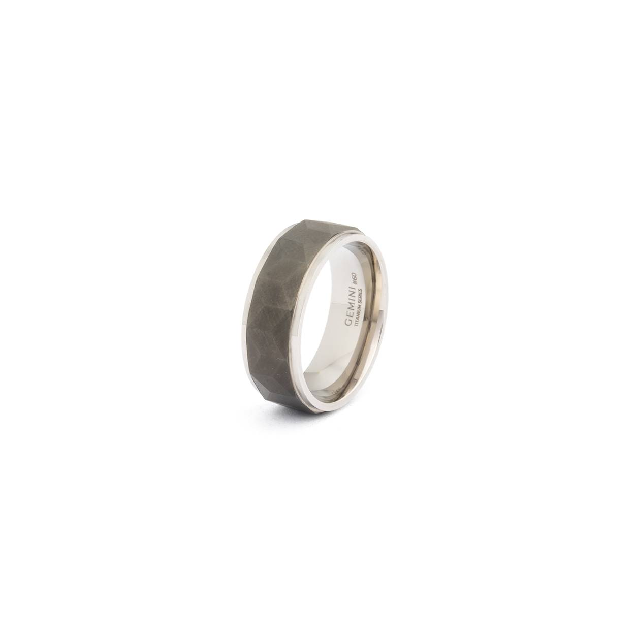 Deze Timor Silver Black ring bestaat uit twee lagen titanium.

Waarom hebben we voor titanium gekozen?
- Het is vederlicht
- Het is supersterk
- Het is een exclusief materiaal dat ook wordt gebruikt in raceauto's, motorboten en ruimtevaart

De ring heeft een comfortabele pasvorm en is zeer comfortabel om te dragen. Door het lichtgewicht titanium draag je deze ring zonder problemen, dag in dag uit.

De naam 'Timor' is afgeleid van het Latijn en betekent 'een object dat angst inboezemt'. Dit is een verwijzing naar de ruwe, gefacetteerde afwerking aan de buitenkant van deze titanium ring. 