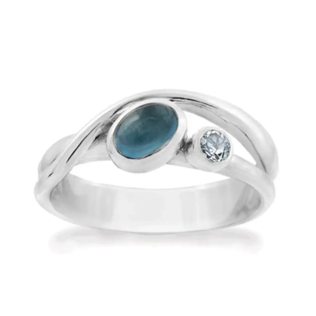Deze sterling zilveren ring bevat een mooie 6 x 4 mm London blue topaas en een 3 mm ronde sky blue topaas.
